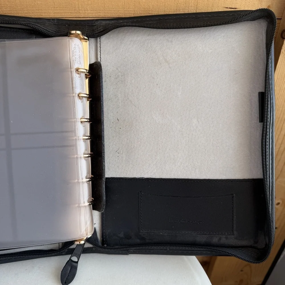 VTG Franklin Covey Planner 7 Ring Leather Zip Around Classic Black Pockets